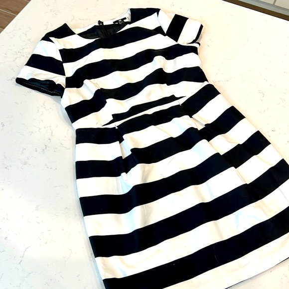 H&M Dresses & Skirts - H&M large strip knee length dress
